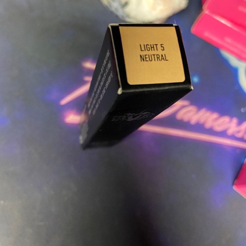 KAT VON D LOCK IT CONCEALER